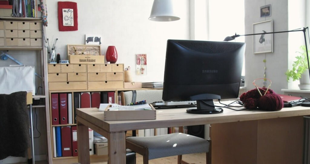 Veja nesta matéria como melhorar seu home office, deixando-o mais funcional, produtivo e agradável. Dicas fáceis e rápidas para deixar o seu escritório melhor arrumado tornando o trabalho mais produtivo.